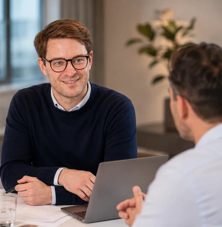 Juri Galkin im Gespräch mit einem Kunden