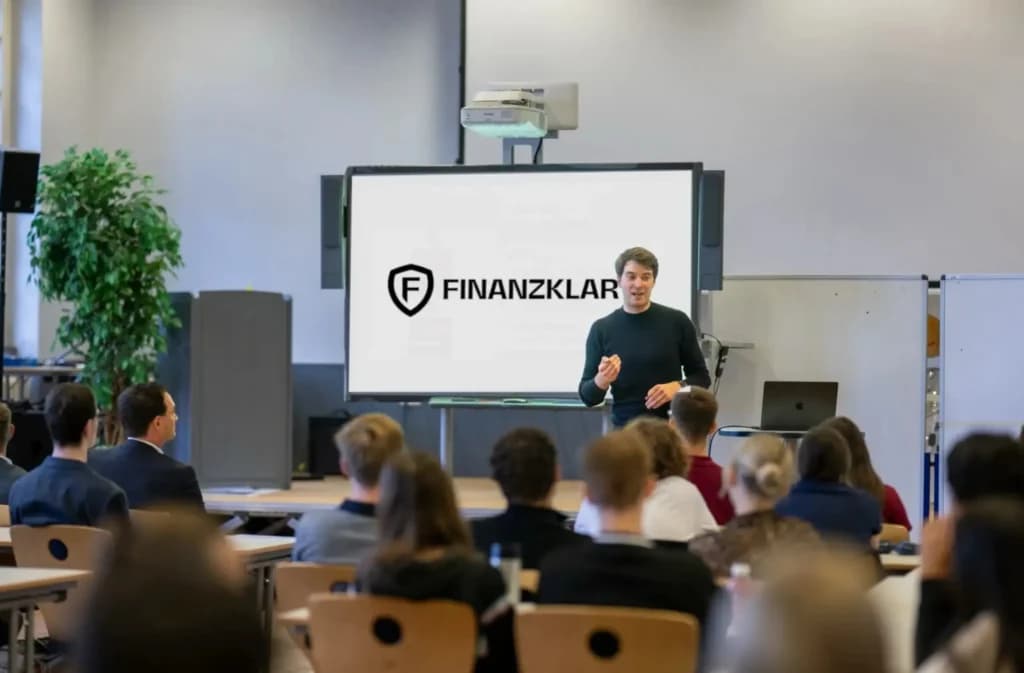 Juri Galkin erklärt Finanzbildung in einem Seminarraum