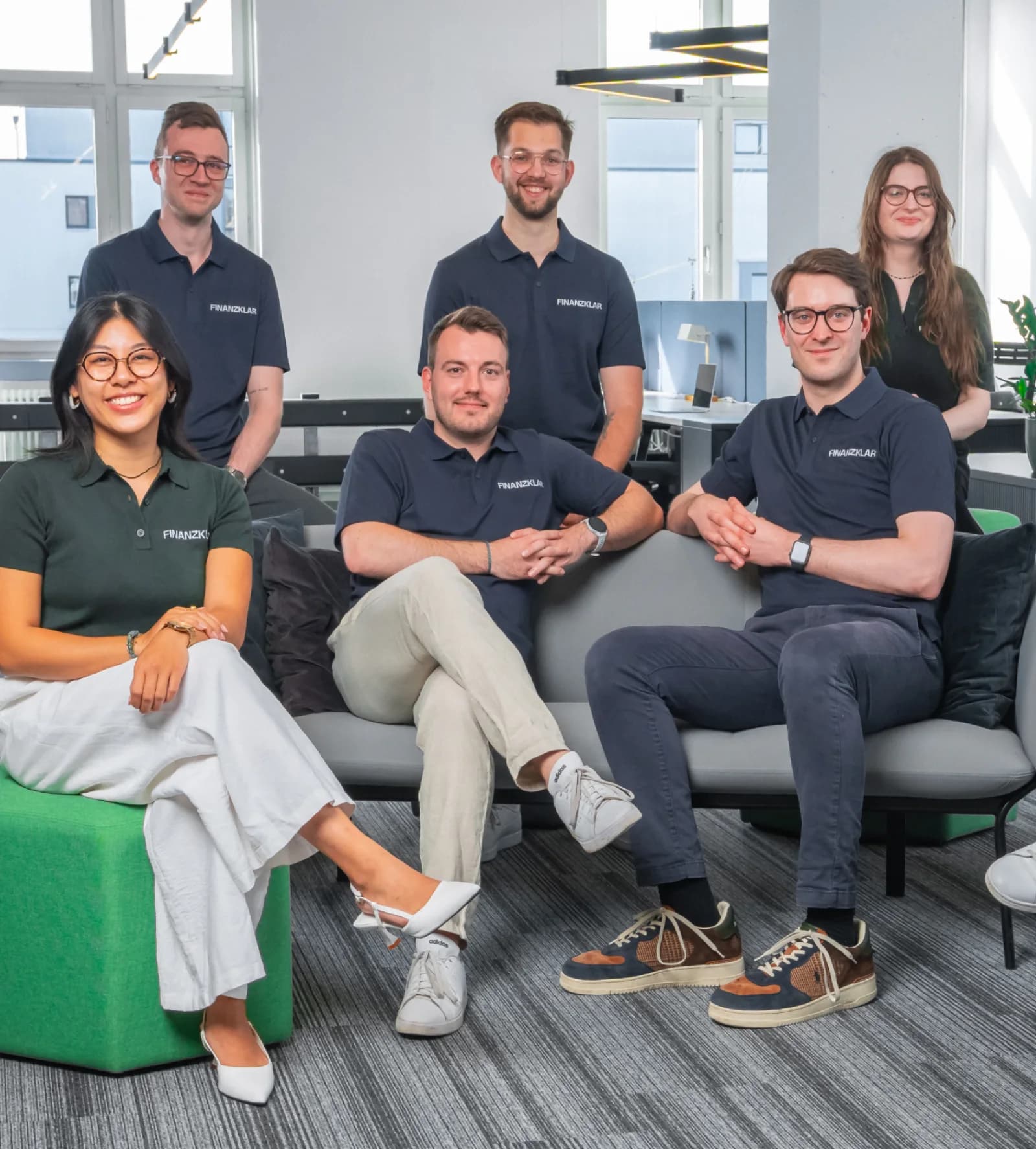 Das Finanzklar Team in einem hellen Büro